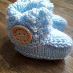 2 pairs baby booties hand knitted  1 blue 1 cream 0-3 Months